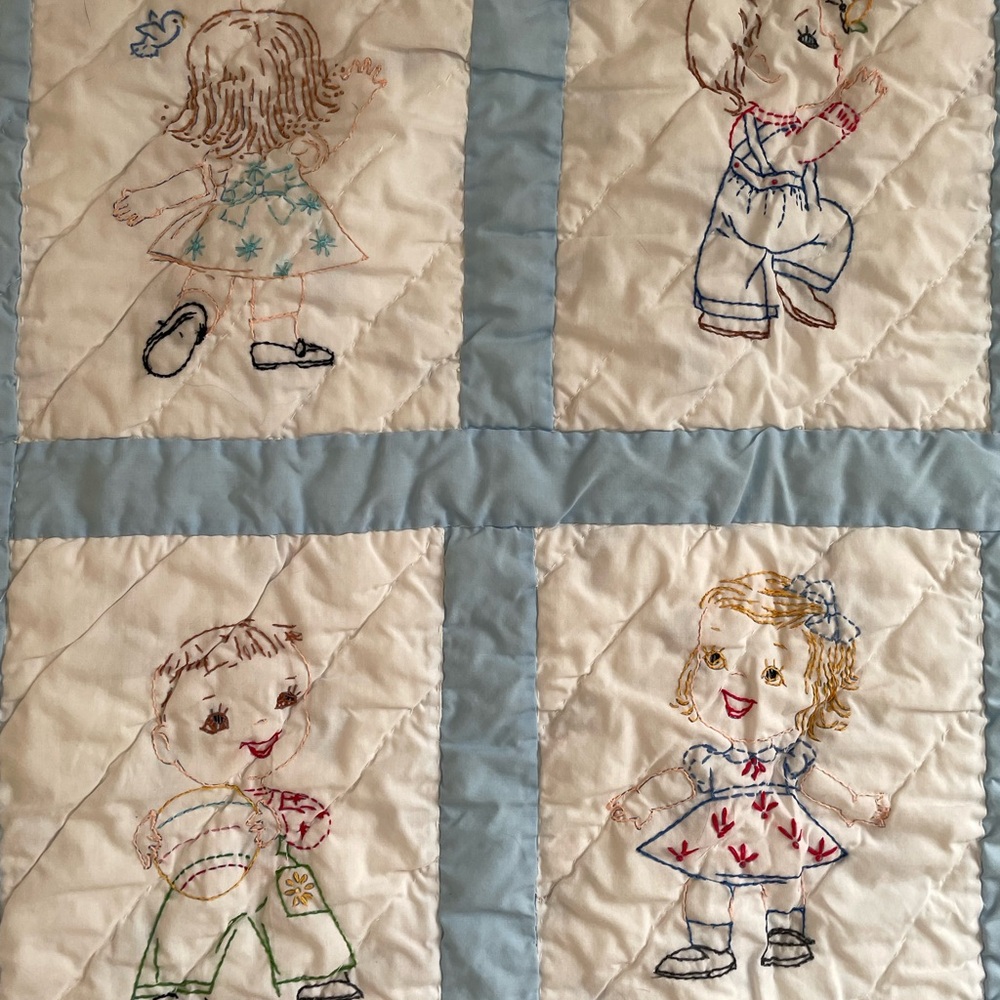 Vintage embroidered hand-sewn crib/baby quilt - Picture 3 of 9